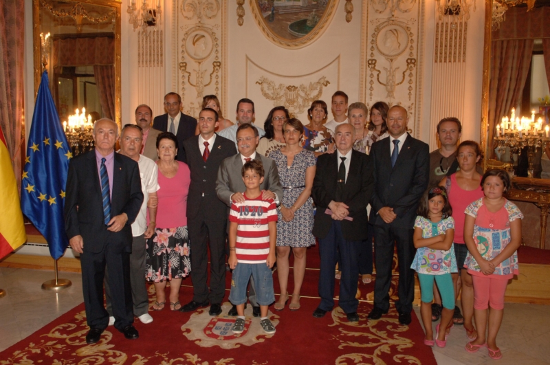 El_presidente_posa_con_la_Casa_de_Ceuta_en_Algeciras