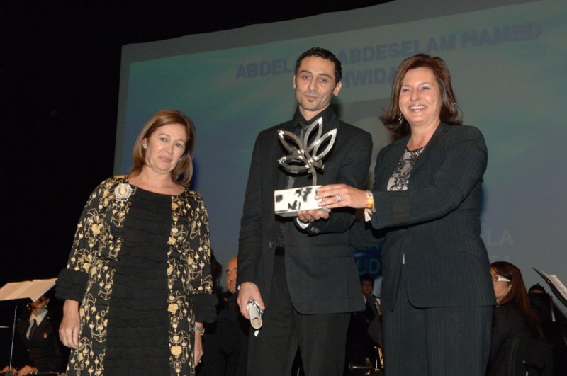 Mabel_Deu_entrega_el_Premio_de_las_Artes_y_la_Cultura_a_Abdelatif_Hwidar._Copy