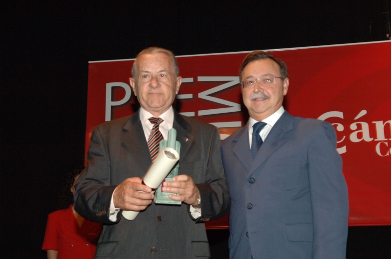 El_presidente_entrega_el_premio_a_Antonio_Cruces