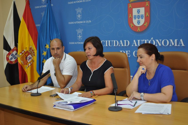 Mabel_Deu_ha_presentado_la_convocatoria_de_becas_de_ESO_acompaada_de_los_tcnicos_del_rea_Ral_Novoa_y_Lola_Serrador_Copy