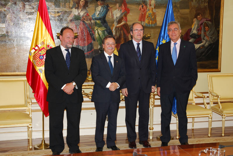 Foto-de-familia-tras-firmar-el-convenio