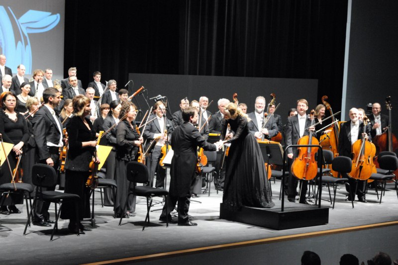 Inma_Shara_durante_el_concierto_que_ofreci_en_Ceuta_para_inaugurar_el_Teatro_Auditorio_del_Revelln_Copy