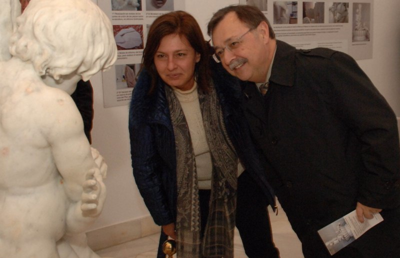 Deu_y_el_presidente_Vivas_durante_su_visita_al_Museo_de_Ceuta_para_ver_el_colofn_de_la_Fuente_de_San_Amaro_tras_su_restauracin_Copy