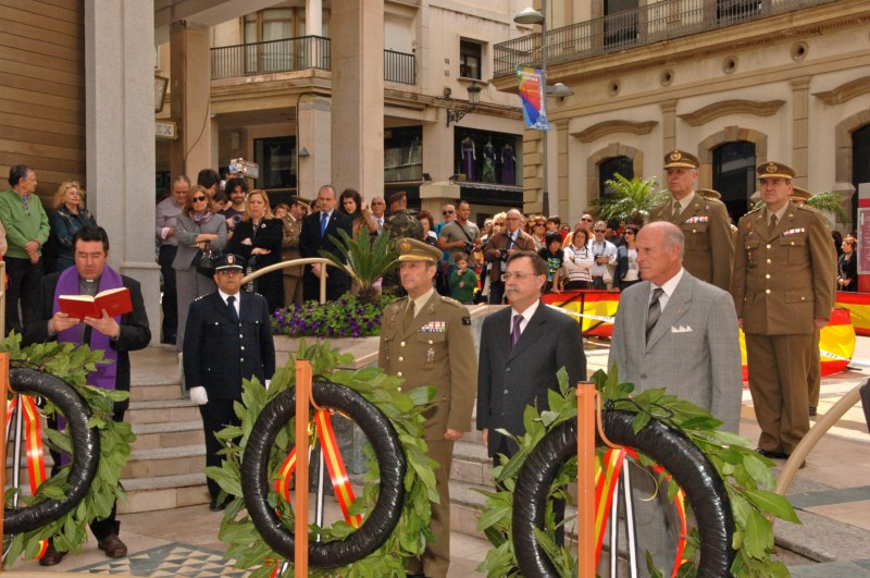 El_presidente_entre_el_comandante_general_y_el_representante_de_la_Delegacin_del_Gobierno_en_el_homenaje_al_Teniente_Ruiz_Copy