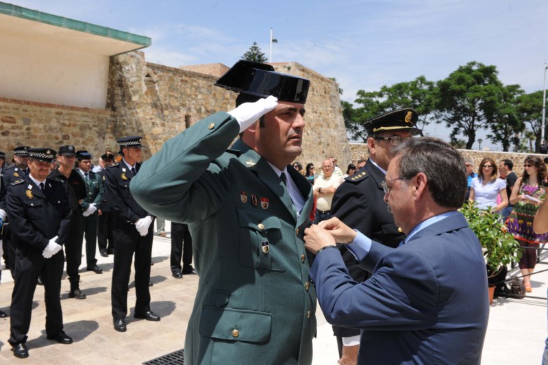 El_presidente_impone_la_Medalla_al_Mrito_de_la_Polica_Local_a_los_miembros_de_la_Guardia_Civil_en_Ceuta_Copy