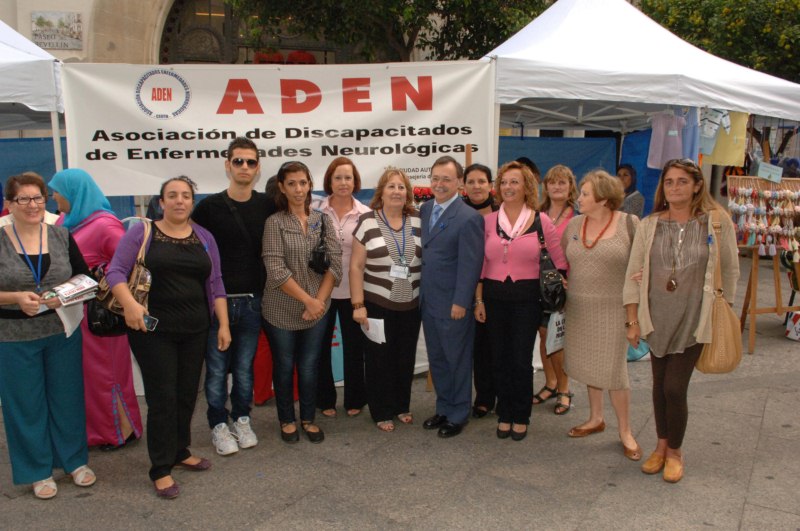 Juan_Vivas_ha_visitado_el_stand_informativo_de_ADEN._Copy