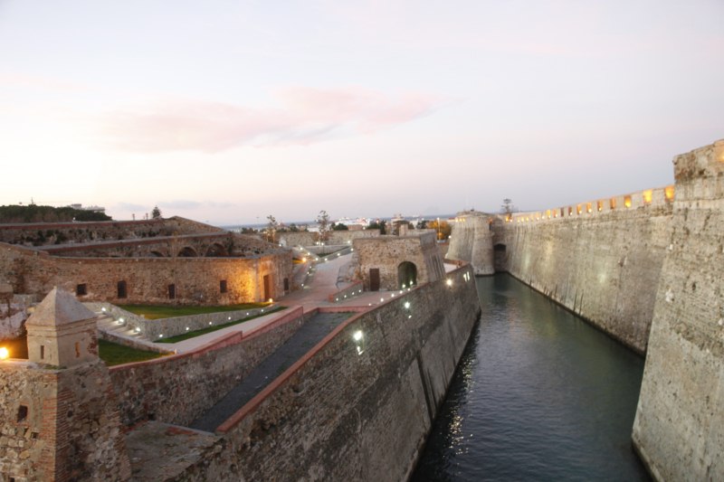 La_recuperacin_y_el_cuidado_del_patrimonio_es_patente_en_muchos_rincones_de_Ceuta._En_la_imagen_las_murallas_reales._Copy