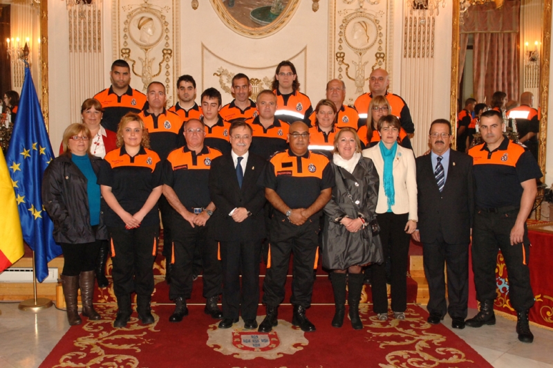 Foto_de_familia_con_los_voluntarios_y_los_galardonados