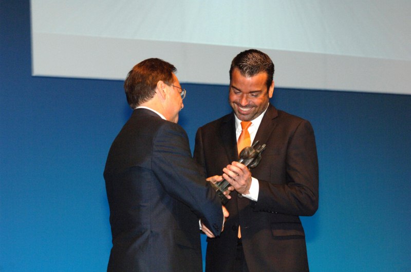 Juan Vivas entrega a Jaume Sanllorente el Premio Convivencia 2011