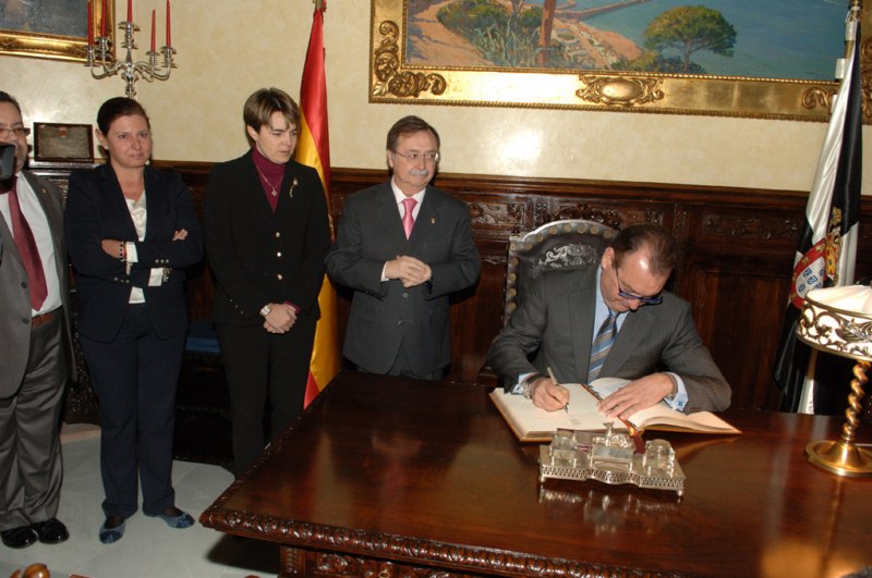 El_delegado_del_Gobierno_ha_firmado_en_el_Libro_de_Honor_de_la_Ciudad._Copy