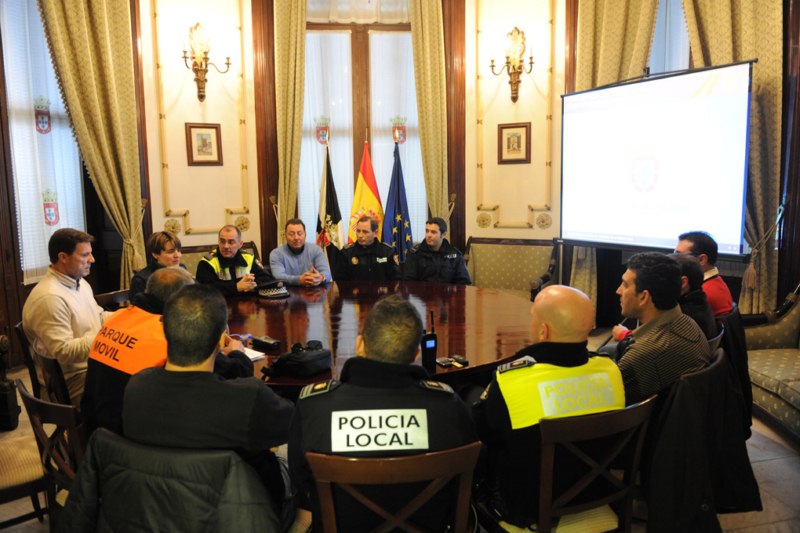 La_consejera_de_Gobernacin_ha_presentado_a_los_mandos_de_la_Polica_Local_el_plan_de_flota._Copy