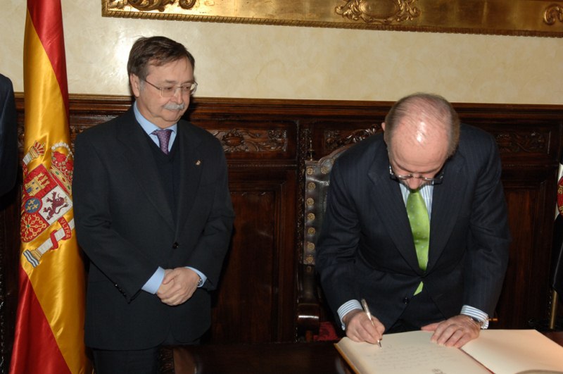 Rodrigo_Rato_ha_firmado_en_el_Libro_de_Honor_de_la_Ciudad._Copy