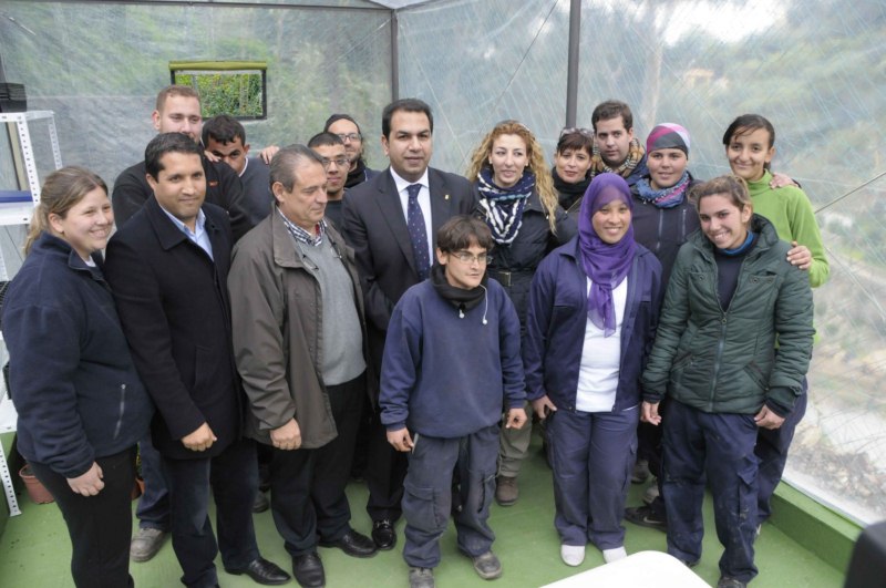 El_consejero_de_Economa_y_Empleo_Premi_Mirchandani_con_alumnos_de_la_Escuela_Taller_Jardines_del_Taray._Copy