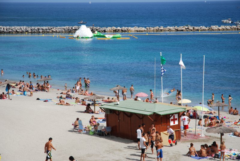 Vista_general_de_la_playa_de_La_Ribera_con_los_juegos_acuticos_al_fondo._Copy