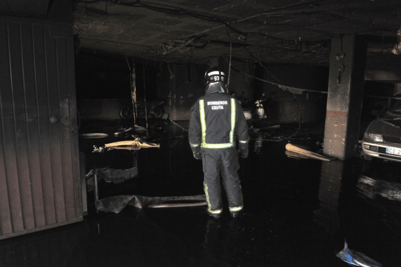 Bombero_en_el_interior_del_garaje