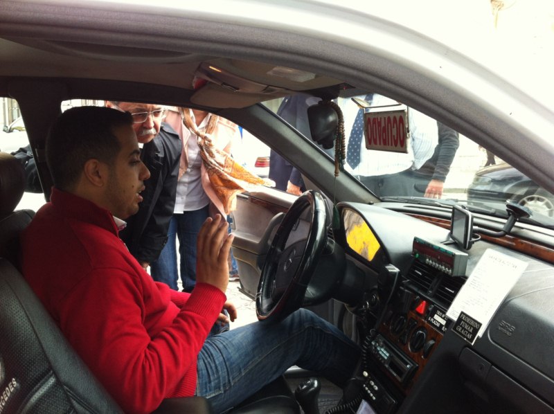 El_presidente_de_la_Ciudad_Juan_Vivas_taxi_taxista_GPS._Copy