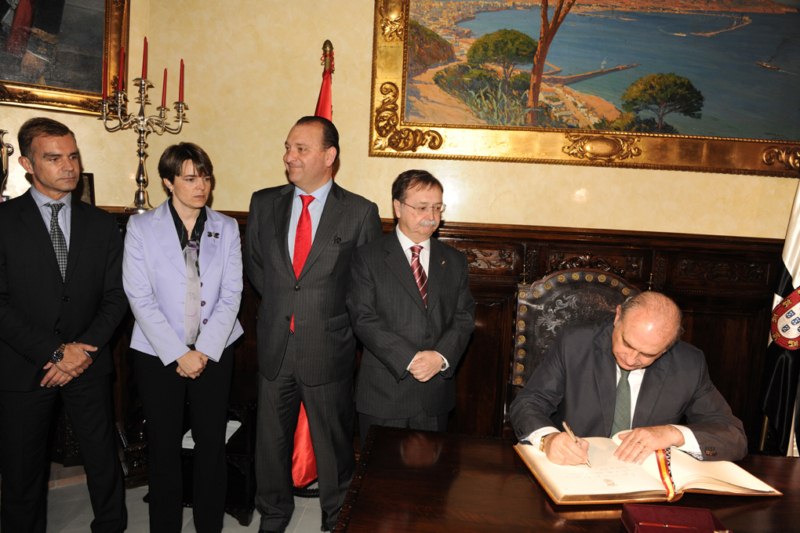 Presidente_Vivas_Ministro_Interior_firma_Libro_Honor_Ciudad_de_Ceuta_Sala_Alcalda_Noble_Copy