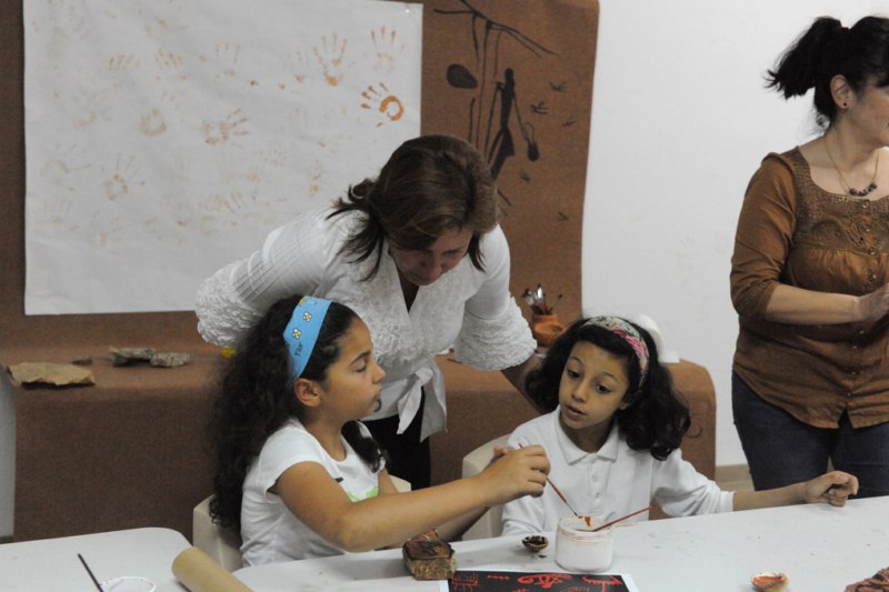 Consejera_de_Educacin_Cultura_y_Mujer_Mabel_Deu_en_un_taller_sobre_la_Prehistoria._Copy