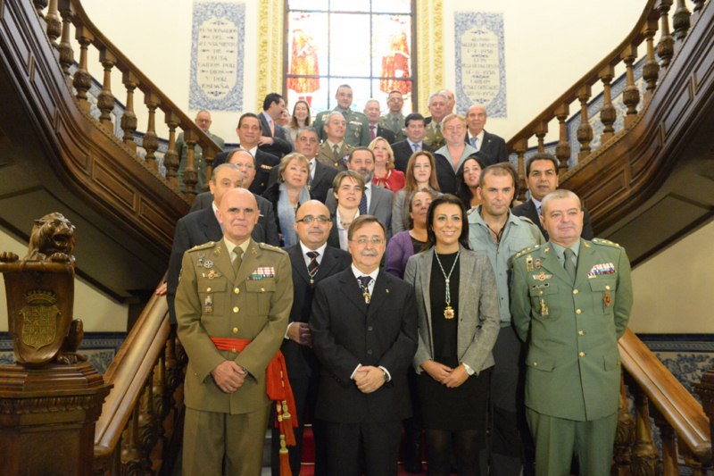 foto_familia_escalera_noble_Ceuta_Ronda_protocolo_amistad_Legin_Comandancia_Copy