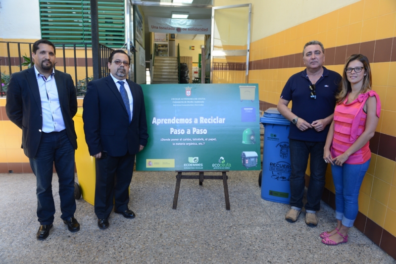 El consejero de Medio Ambiente junto a un punto limpio