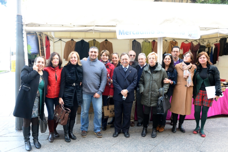 Vivas posa ante el stand junto a consejeros y militantes del PP