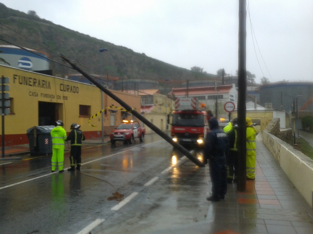 Los bomberos actuando en la zona de San Amaro