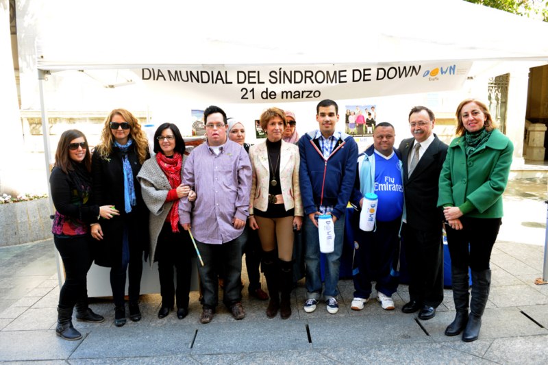 El presidente de la Ciudad Juan Vivas en el stand de la Asociación Síndrome Down