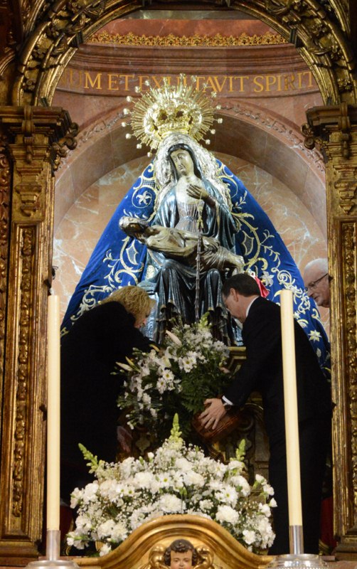 ofrenda floral flores santa maría áfrica patrona renovación voto gracias presidente Juan Vivas Dolores Loli Puyaweb