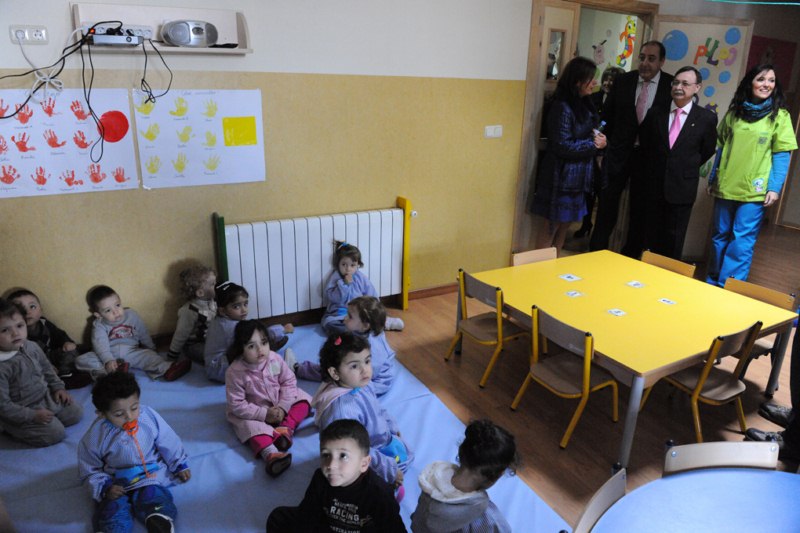 Juan Vivas y Mabel Deu la consejera de Educación visitan la escuela infantil La Pecera