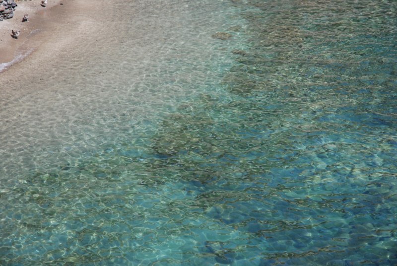 Una de las características de las playas de Ceuta son sus aguas cristalinas. Copy