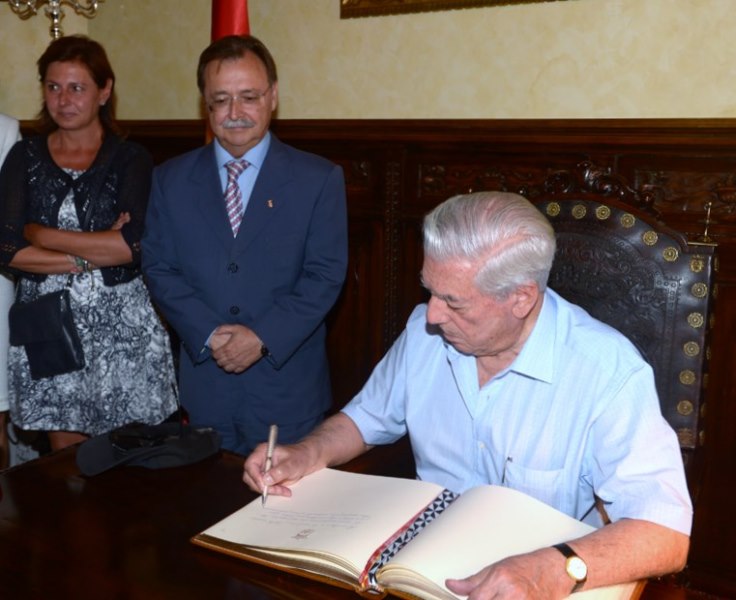 Firma Libro Honor Vargas Llosa Premio Convivenciaweb