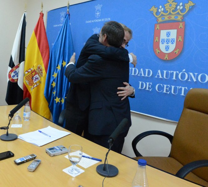 Juan Vivas Guillermo Martínez abrazo despedida salida Gobierno portavoz dimisión abandono renuncia diputadoweb