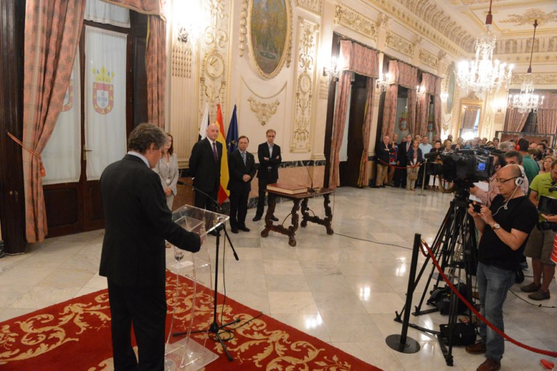 Emilio Carreira salón trono toma posesión consejero hacienda economía recursos humanosweb