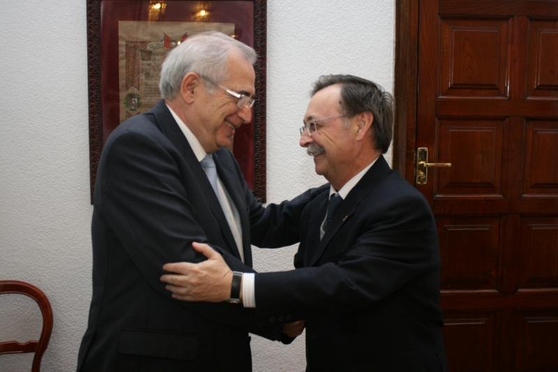 Vivas e Imbroda se saludan antes de la reunión