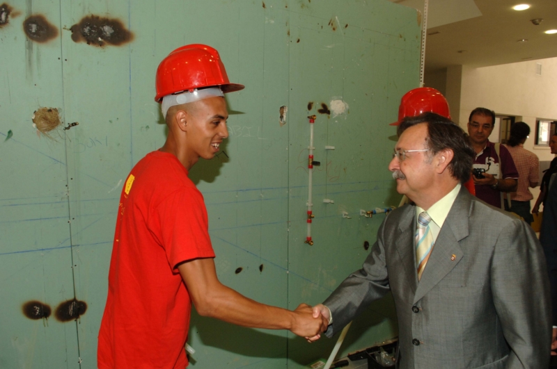 El presidente saluda a un alumno de la Escuela de la Construcción