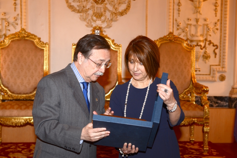 Juan Vivas entrega un escudo de Ceuta a Encarnación Mercado