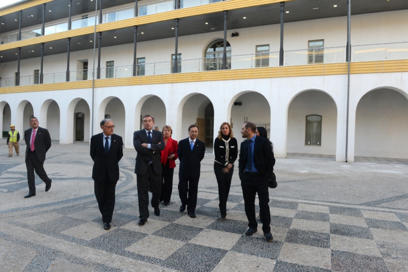 Vivas en una visita al campus