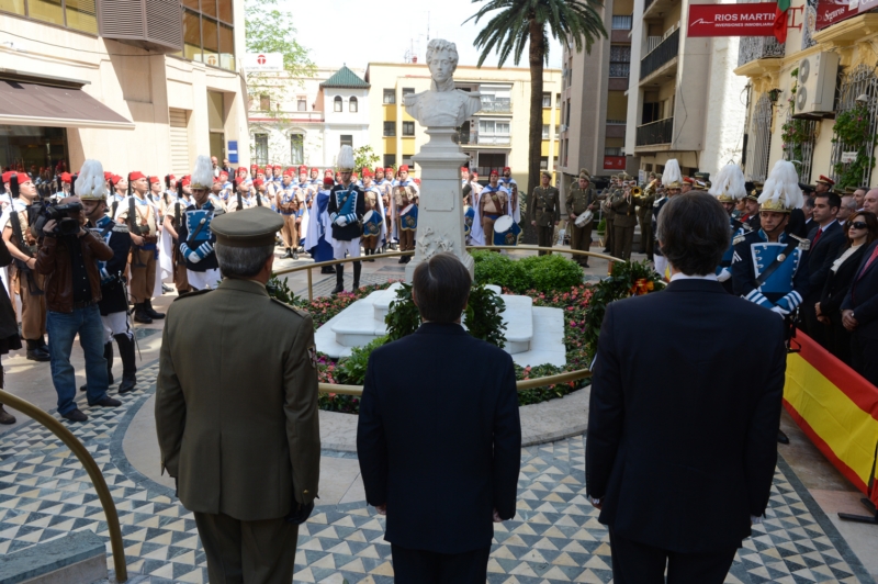 Imagen del acto celebrado ante el busto del Teniente Ruiz 