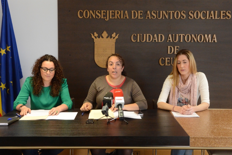 La consejera junto a la presidenta y la vicepresidenta de la asociación