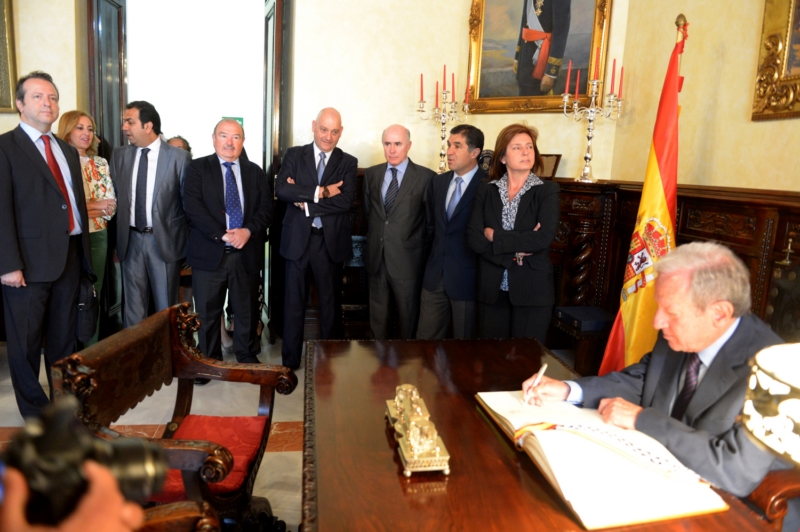 El presidente del Tribunal Constitucional firma en el Libro de Honor