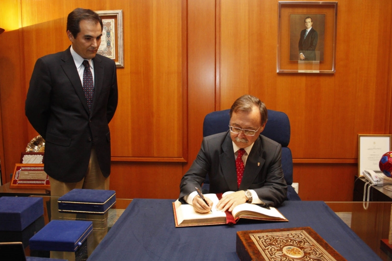 Firma en el Libro de Honor de Córdoba