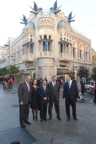 Presidente y ministro ante la Casa de los Dragones