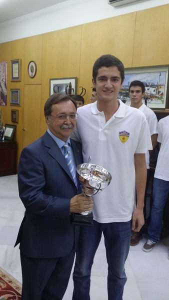 Vivas posa junto al capitán con el trofeo