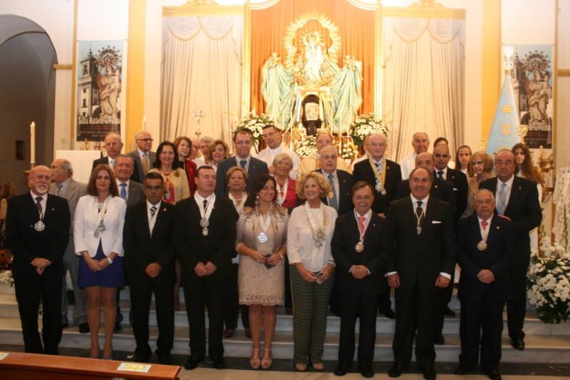 Alcaldes y cofradías posan en la iglesia