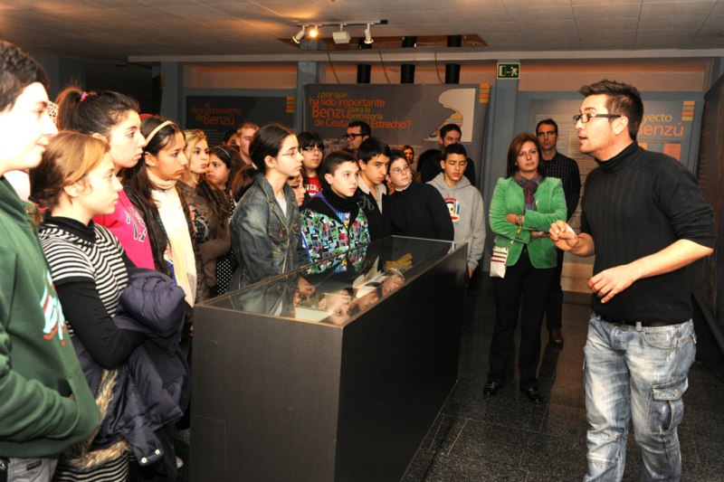 La consejera de Educación Cultura y Mujer Mabel Deu en la charla de Gabriel Fernández enmarcada en las jornadas sobre patrimonio para jóvenes. Copy