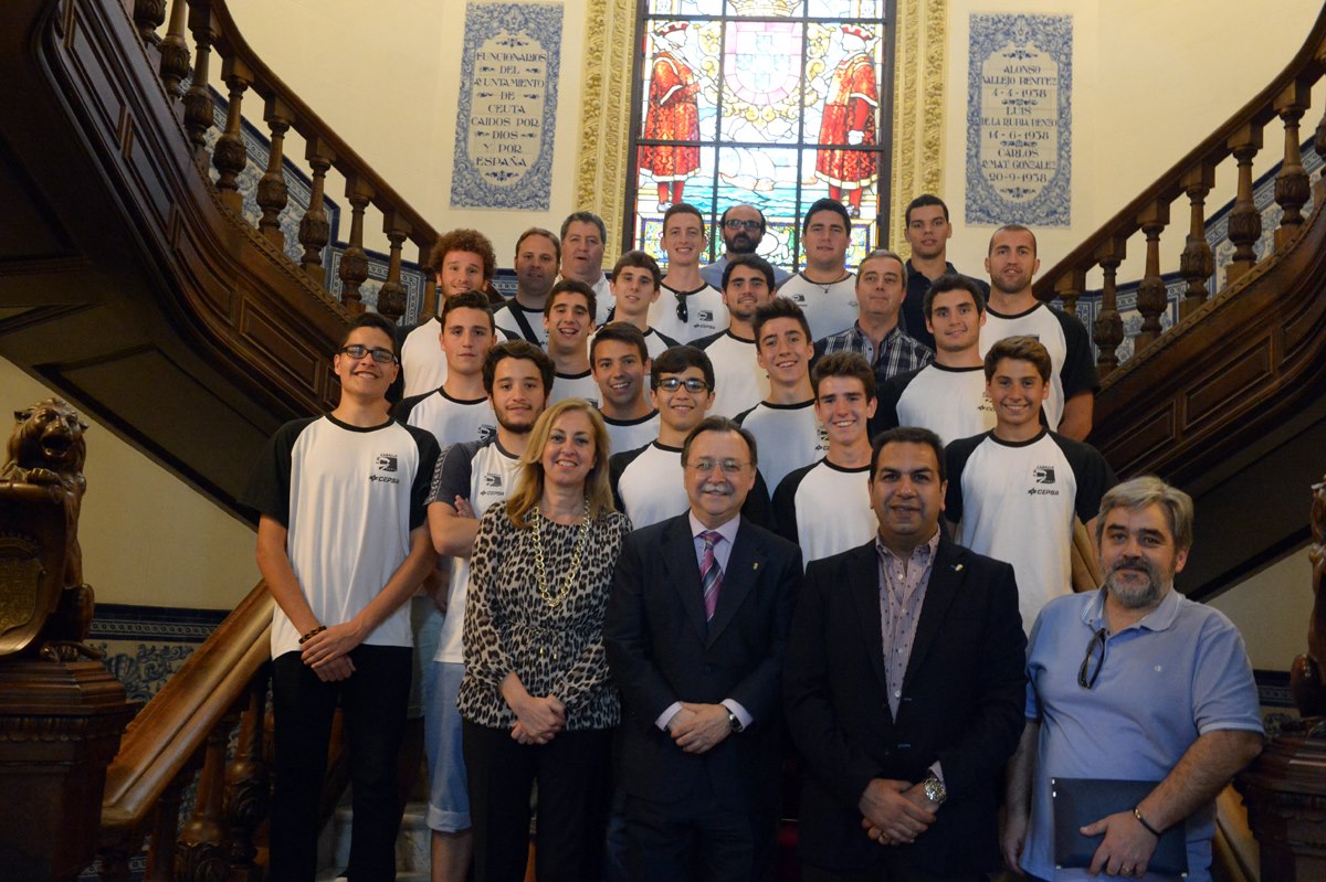 Foto familia CNCaballa waterpolo escalera nobleweb