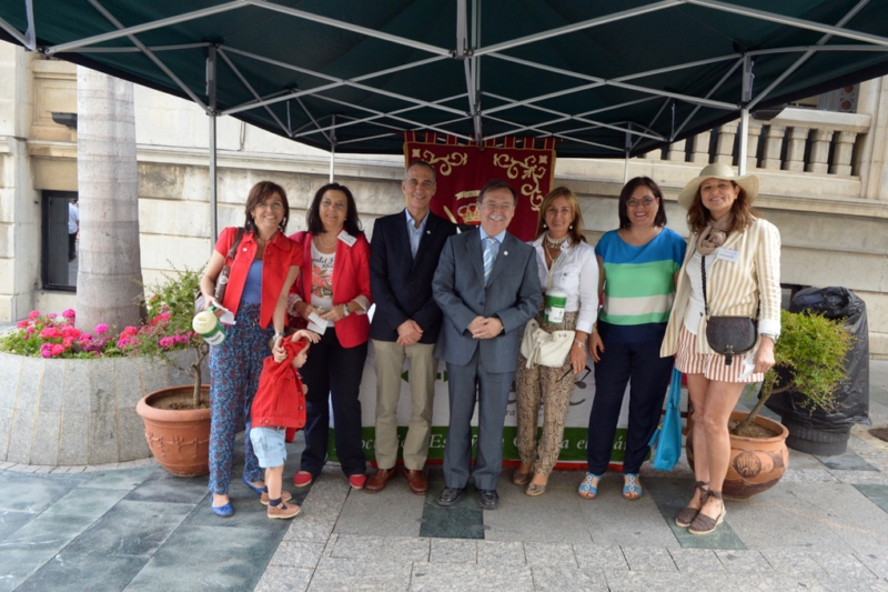 El presidente posa con la presidenta y voluntarios de AECC