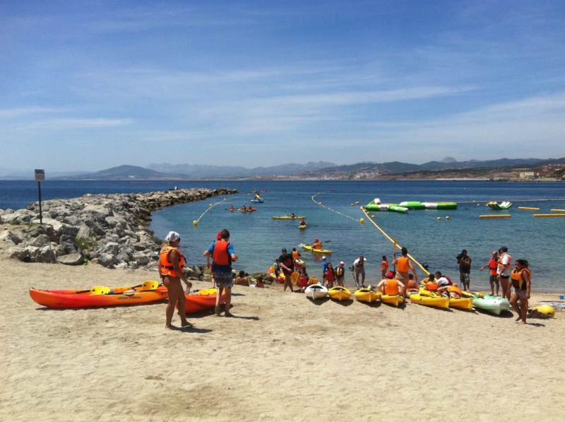 Piraguas en la playa