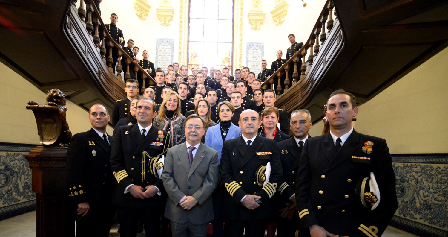 buque escuela juan sebastián elcano presidente Juan Vivas foto familia escalera nobleweb